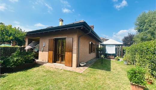 ANGERA - VENDESI VILLA  TRIFAMILIARE CON GIARDINO PRIVATO
